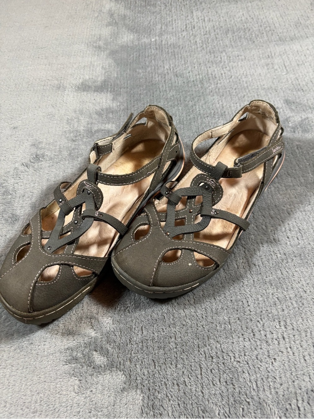 Jambu Women's Olive Green Strappy Closed-Toe Sandals